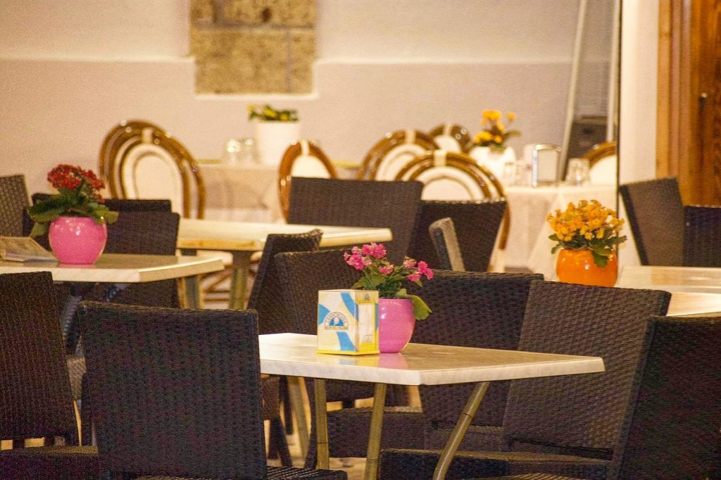 chalet interno con tavoli